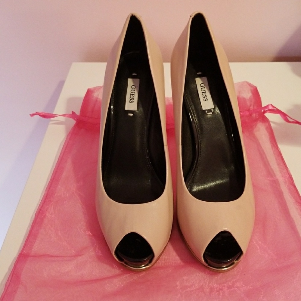 Guess pumps